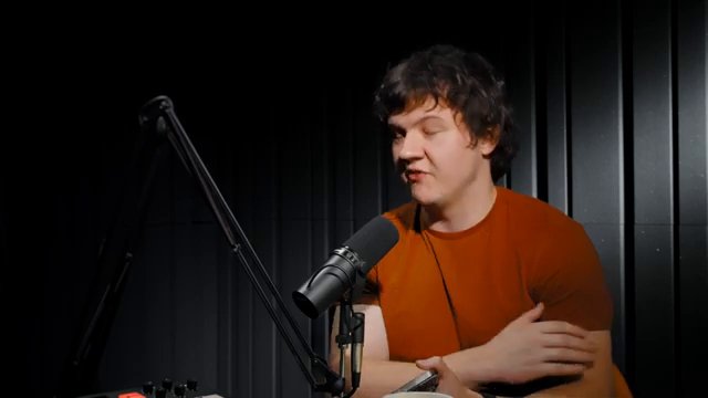 Ещё одно расхождение — отношение к аутсорсу. (12:55)