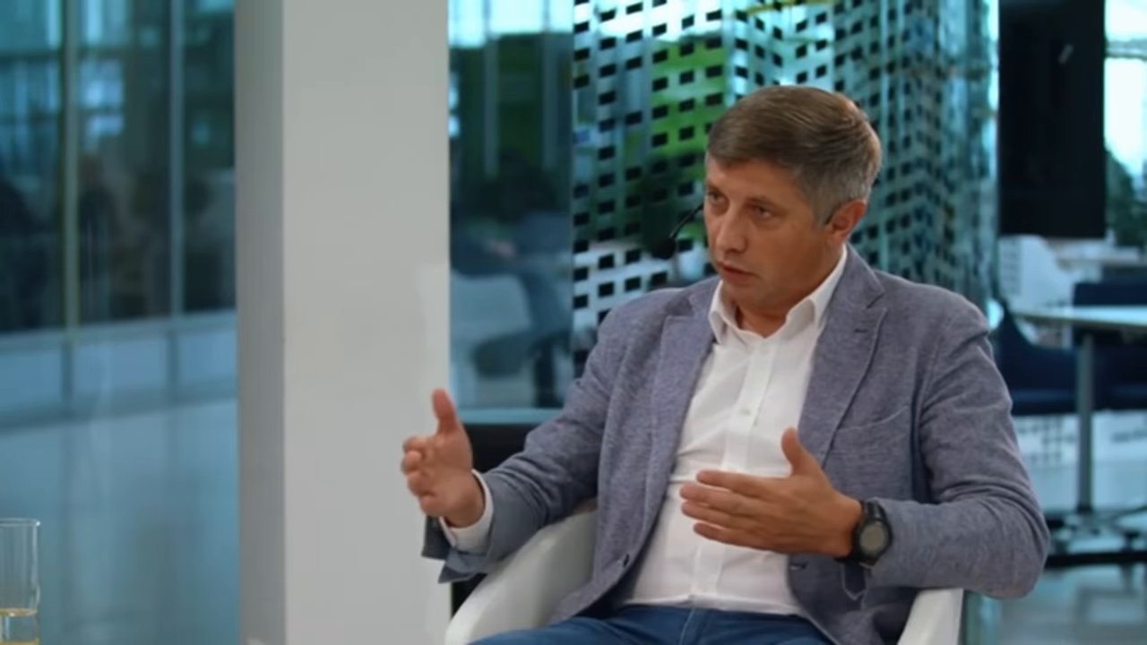 Первая: отец одного из основателей предложил именно этот вариант. (09:02)